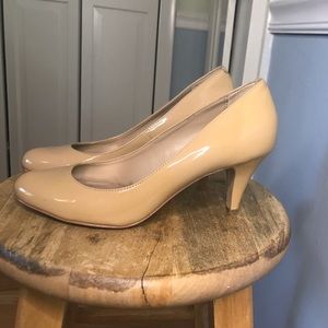 STEVE MADDEN tan kitten heels